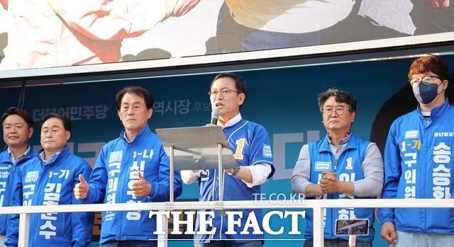 박남춘 더불어민주당 인천시장 후보가 30일 인천 서북부 지역을 광범위하게 순회하면서 지지를 호소하고 있다./ 박남춘 캠프 제공