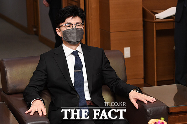 한동훈 법무부 장관이 30일 오전 서울 서초구 대법원 대접결실에서 김명수 대법원장을 기다리고 있다./남용희 기자