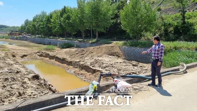 가뭄으로 경남 합천군 율곡천에 임시로 웅덩이를 만들어 양수를 하고 있다./합천군 제공