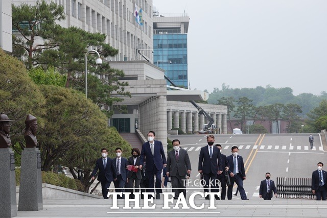 윤석열 대통령이 30일 서울 용산 대통령실 청사에서 나와 도보로 인근 국방부·합참 청사로 이동하고 있다. /대통령실 제공