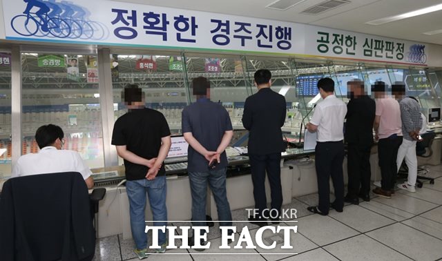 광명스피돔 5층 종합심판실에서 일일 명예심판으로 선발된 고객들이 경주 관람과 심판판정 과정을 참관하고 있다./경주사업총괄본부 제공