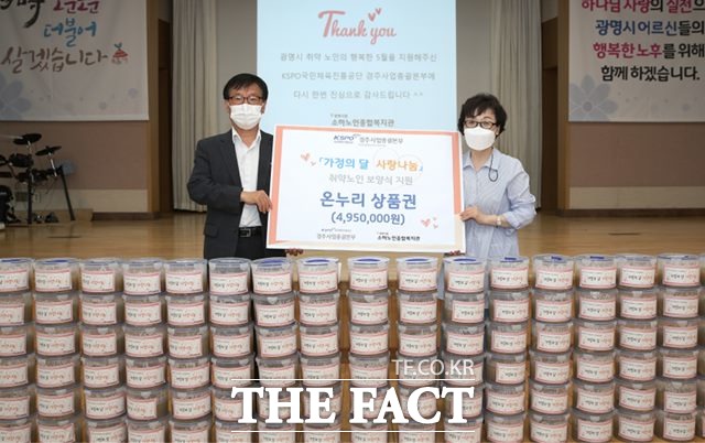 이맹규 경륜경정건전화본부장(왼쪽)이 27일 서은경 소하노인종합복지관장에게 관내 취약계층 어르신들을 위한 식료품을 전달하고 있다./경주사업총괄본부 제공