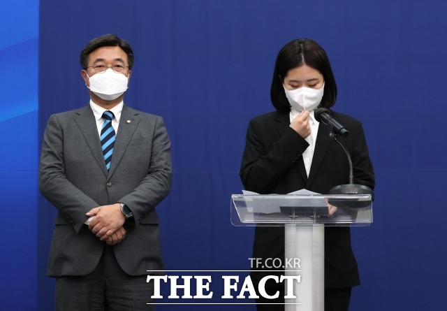 더불어민주당 박지현·윤호중 공동비상대책위원장은 12일 국회에서 성비위 사건으로 제명된 박완주 의원과 관련해 민주당의 입장을 밝히고 공식 사과했다. /이선화 기자