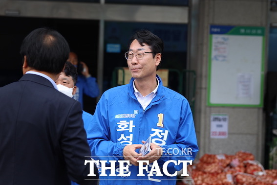 정명근 민주당 화성시장 후보가 화성시 관내 아파트 등 공동주택 거주자를 위한 공약을 발표했다고 30일 밝혔다./화성=이상묵 기자