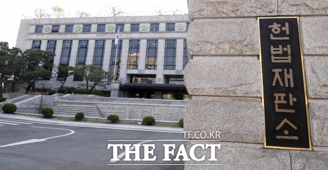 사용자가 노조활동에 개입하거나 전임자에게 임금을 주면 부당노동행위로 보고 형사처벌하도록 한 법조항은 합헌이라는 헌법재판소 결정이 나왔다./더팩트 DB