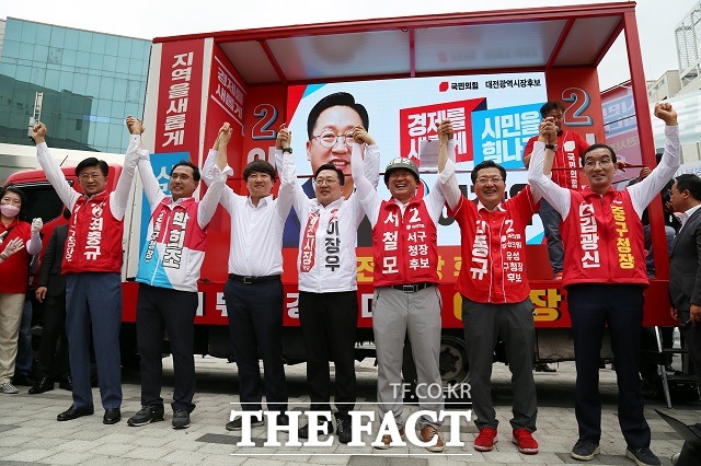 이준석 국민의힘 대표(사진 왼쪽 세번째)가 30일 대전 서구 둔산동 갤러리아 타임월드 인근에서 진행된 후보자 합동 유세에서 이장우 대전시장 후보(사진 가운데) 등 후보들의 손을 맞잡고 지지를 호소하고 있다. / 대전 = 김성서 기자