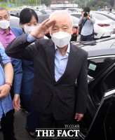  尹 정부 '첫 가석방' 남재준·이병기, 지지자들 향해 '거수경례' [TF사진관]