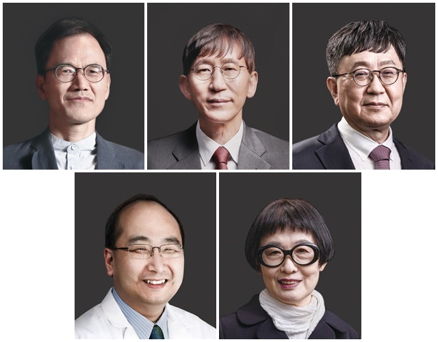 호암재단이 31일 오후 서울신라호텔 다이너스티홀에서 2022년도 제32회 삼성호암상 시상식을 개최했다. 사진은 왼쪽부터 과학상 물리·수학부문 수상자 오용근(61) 포스텍 교수, 과학상 화학·생명과학부문 장석복(60) 카이스트 특훈교수, 공학상 차상균(64) 서울대 교수, 예술상 김혜순(67) 시인, 의학상 키스 정(57) 미 하버드의대 교수(왼쪽 위부터 시계방향) /삼성 제공