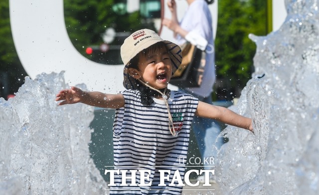 제8회 지방선거일인 오늘(1일)은 전국이 대체로 맑겠다. 일부 지역에 기온이 30도 이상 오르는 등 덥지만 밤엔 기온이 떨어져 건강관리에 유의해야겠다. /더팩트 DB