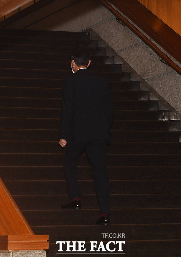 이재용 삼성전자 부회장이 삼성호암상 시상식 참석을 위해 계단을 오르고 있다. /이동률 기자
