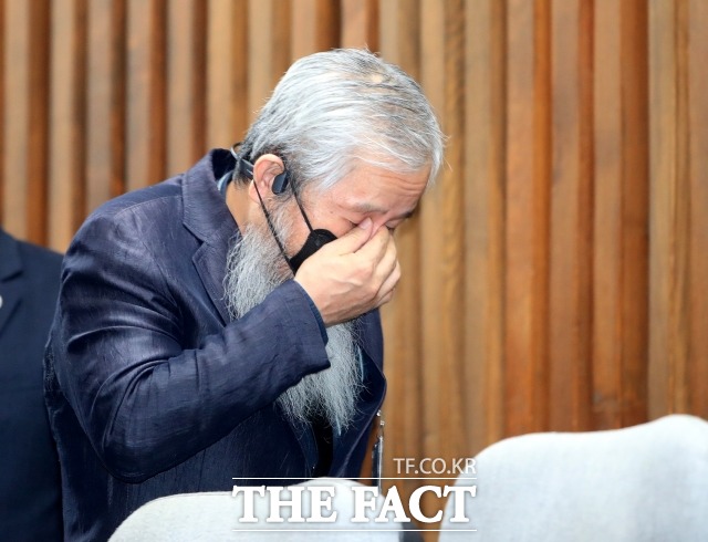 공군 내 성추행 피행 후 극단적 선택을 한 고 이예람 중사 사망 사건을 수사할 안미영 특별검사팀이 유족 측을 면담하는 등 수사 준비에 들어갔다. 사진은 지난달 국회에서 특검 법안이 통과될 때 이 중사 아버지의 모습./국회=이선화 기자