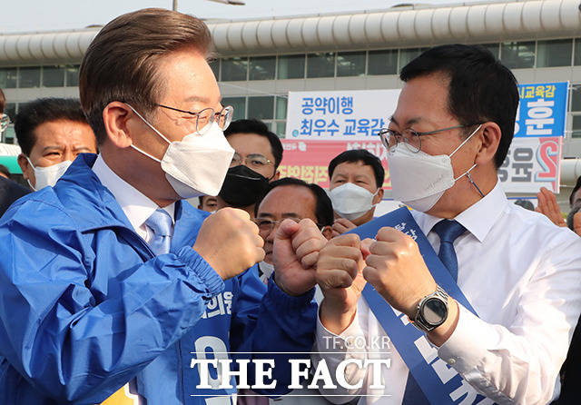 박남춘 민주당 인천시장 후보와 이재명 인천 계양을 국회의원 후보./더팩트DB