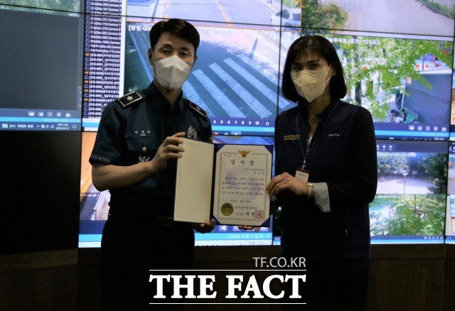 전주완산경찰서는 지난 28일 특수절도사건 피의자 검거에 기여한 전주시 CCTV 모니터요원에게 감사장을 수여했다. /전주완산서 제공
