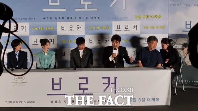 송강호가 31일 서울 용산구 CGV아이파크몰에서 열린 영화 브로커 언론배급시사회 및 기자간담회에서 취재진의 질문에 답변하고 있다. 이날 자리에는 이주영 이지은 강동원 송강호 고레에다 히로카즈 감독(왼쪽부터)이 참석했다. /이한림 기자