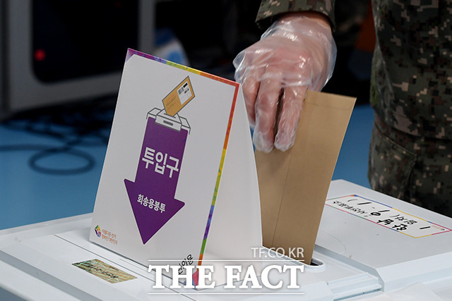 지방선거일인 내일 코로나19 확진자는 6시 20분부터 투표를 위한 외출이 허용된다. 제8회 전국동시지방선거 사전투표 첫날인 27일 오전 서울 용산구에 마련된 한남동 사전투표소에서 시민들이 투표를 하고 있다. /이선화 기자