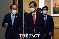  추경호 부총리와 대화하는 한덕수 국무총리 [포토]