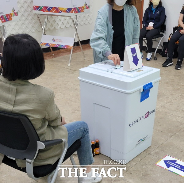 경기 시흥시 정왕동 한 투표소에서 유권자가 소중한 한 표를 행사하고 있다./시흥=이상묵 기자