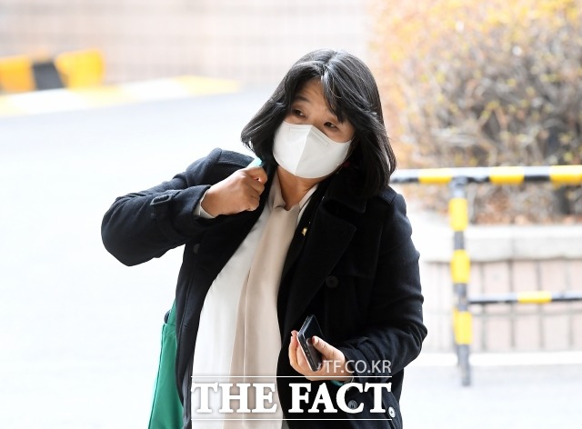 정의기억연대(옛 한국정신대문제대책협의회, 정의기억재단)가 2015년 한·일 위안부 합의 당시 정의연 대표였던 윤미향 더불어민주당 의원과 외교부 당국자 사이 면담 내용이 담긴 문서 전면 공개를 요구했다. 사진은 관련 사건 재판을 받기 위해 서울서부지법에 들어서는 윤 의원. /이동률 기자