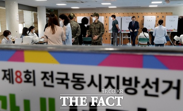 제8회 전국 동시지방선거의 오전 9시 기준 투표율이 6.0%로 집계됐다. 사진은 지방선거 사전투표 첫날인 지난달 27일 오전 서울 용산구에 마련된 한남동 사전투표소에서 시민들이 투표를 하고 있는 모습. /이선화 기자