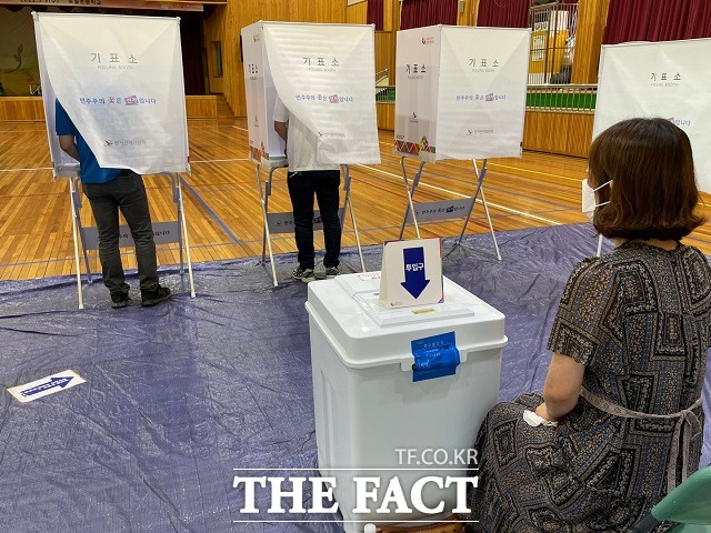 제8회 전국동시지방선거 본투표일인 1일 오전 8시 창원 성산구 사파동 제1투표소 모습. /경남=강보금 기자