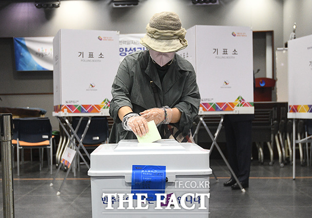 제8회 전국동시지방선거 본투표일인 1일 오전 서울 용산구 중부기술교육원에 마련된 한남동 제3투표소를 찾은 시민들이 소중한 한표를 행사하고 있다./이동률 기자