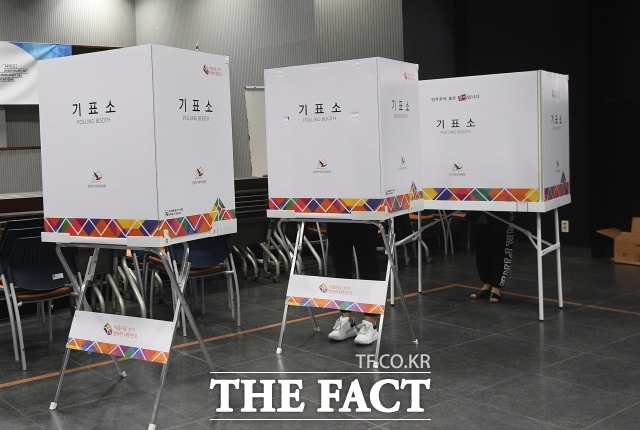 제8회 전국 동시지방선거의 오후 3시 기준 투표율이 43.1%로 집계됐다. 사진은 본투표일인 1일 오전 서울 용산구 중부기술교육원에 마련된 한남동 제3투표소. /이동률 기자