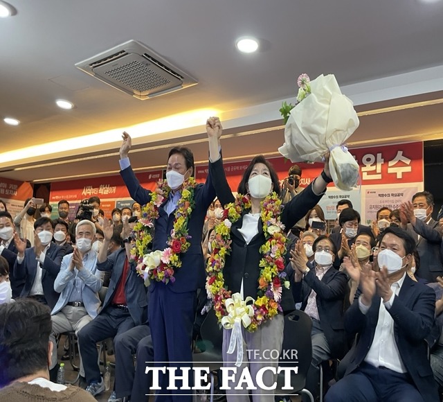 국민의힘 박완수 경남도지사 후보와 부인 차경애씨가 1일 밤 11시쯤 당선이 확실시되자 두 손을 번쩍 들어 승리를 만끽하고 있다./경남=강보금 기자