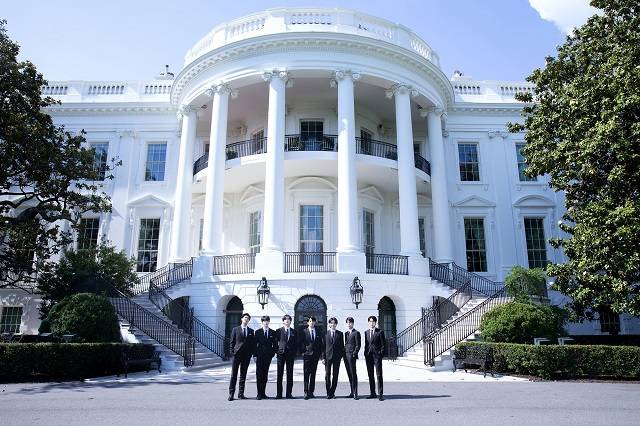 방탄소년단이 31일(현지 시간) 미국 백악관 앞에서 기념촬영을 하고 있다. 방탄소년단의 백악관 방문은 조 바이든 대통령의 초청으로 이뤄졌다. /빅히트뮤직 제공