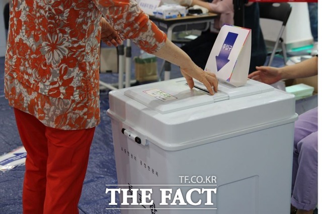 제8회 전국동시지방선거가 실시된 6월 1일 유권자가 투표함에 기표된 투표용지를 넣고 있다. / 대구 = 김채은 기자