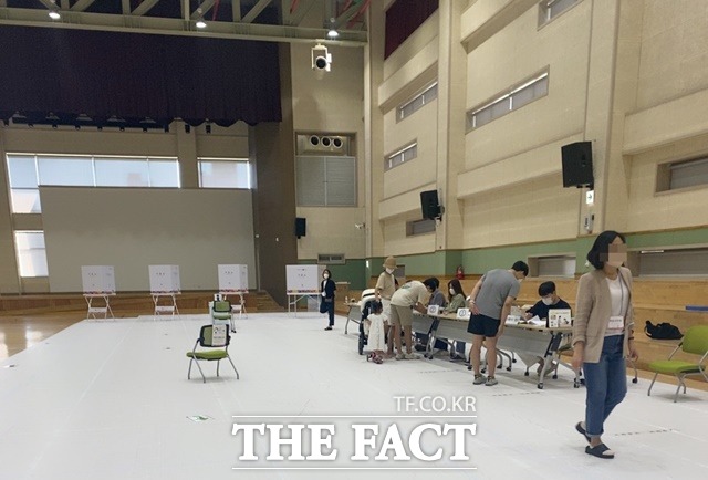 세종시 보람동에 마련된 투표소에 유권자들이 투표용지를 받기 위해 줄을 서있다. / 세종 = 표윤지 기자