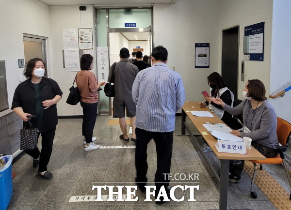 경기 시흥시 정왕1동 제1투표소 앞에서 투표소를 찾은 유권자들이 줄지어 들어가고 있다./시흥=이상묵 기자