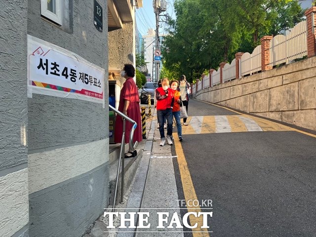 서울 서초구 서초동 장안마을 경로당에 마련된 8회 지방선거 투표소에서 투표권을 행사하기 위해 주민들이 기다리고 있다. /최의종 기자