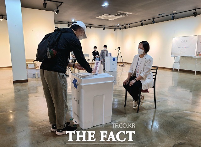 제8회 전국동시지방선거 본투표일인 1일 오전 8시 부산 수영구 광안2동 제2투표소 모습. /부산=김신은 기자