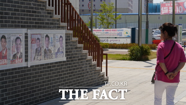 1일 한 유권자가 인천 미추홀구 용현2동행정복지센터 벽에 부착된 선거명부를 보고 있다. /인천=지우현 기자