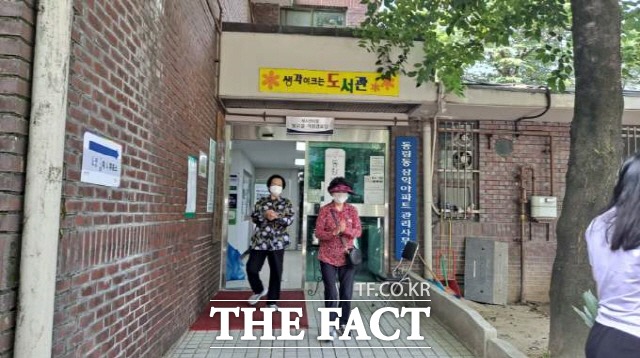 누굴 찍었을까? 광주 동림동 제4투표소에서 투표를 마친 어르신 2명이 홀가분한 발걸음으로 투표장을 나서고 있다./광주=나윤상 기자