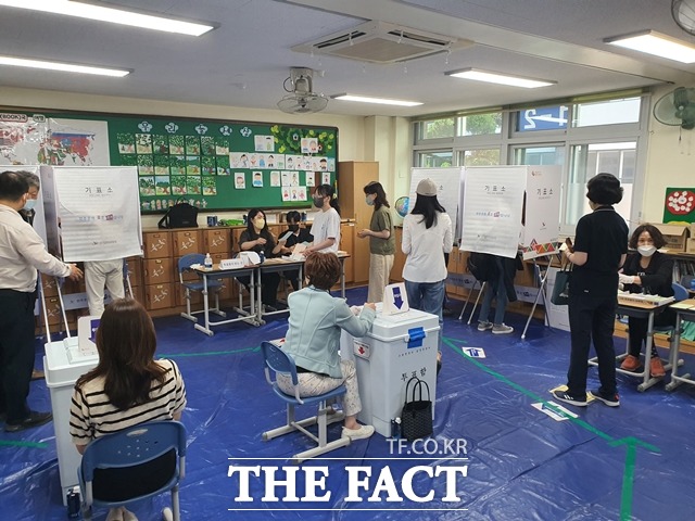 제8회 전국동시지방선거가 진행되는 1일 대전시 유성구 전민초등학교에 마련된 전민동 제4투표소에서 유권자들이 투표를 기다리고 있다. / 대전 = 김성서 기자