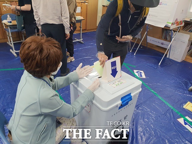 제8회 전국동시지방선거가 진행되는 1일 대전시 유성구 전민초등학교에 마련된 전민동 제4투표소에서 한 유권자가 투표를 하고 있다. / 대전 = 김성서 기자