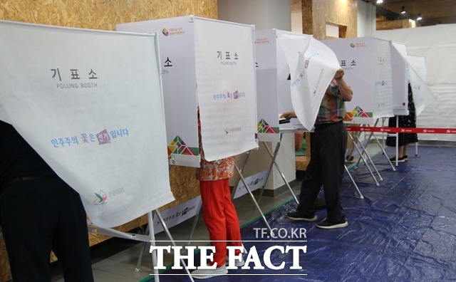 제8회 전국동시지방선거가 실시된 1일 유권자들이 기표소에서 투표를 하고 있다. / 대구 = 김채은 기자