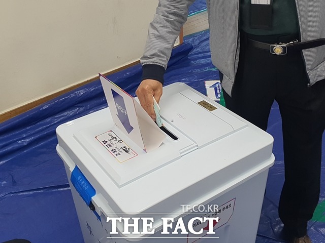 제8회 전국동시지방선거가 진행되는 1일 대전시 유성구 전민초등학교에 마련된 전민동 제4투표소에서 유권자가 투표를 하고 있다. / 대전 = 김성서 기자