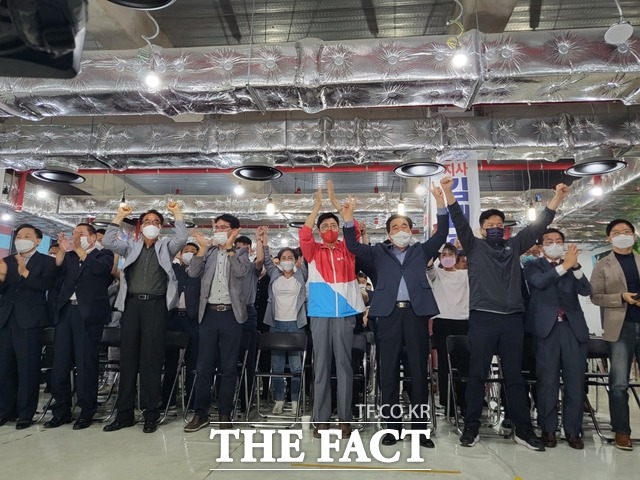 방송 3사의 출구조사 결과 8.2%차이로 김태흠 충남도지사 후보의 승리가 예측되자 참석자들은 일제히 자리서 일어나 환호성을 지르며 김태흠을 연호했다. / 천안=김아영 기자