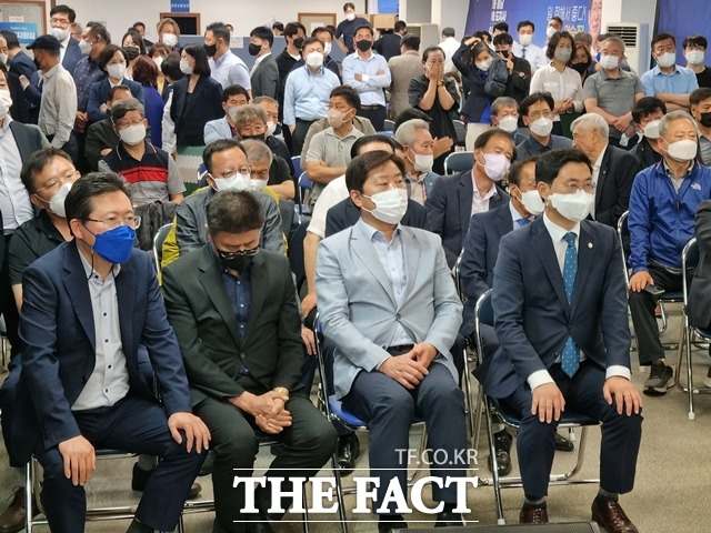 출구조사 결과 양승조 충남도지사 후보가 8.2% 차이로 뒤지는 것으로 나타나자 양승조 캠프관계자들이 일제히 탄식을 내뱉으며 아쉬움을 감추지 못했다. / 천안=김경동 기자