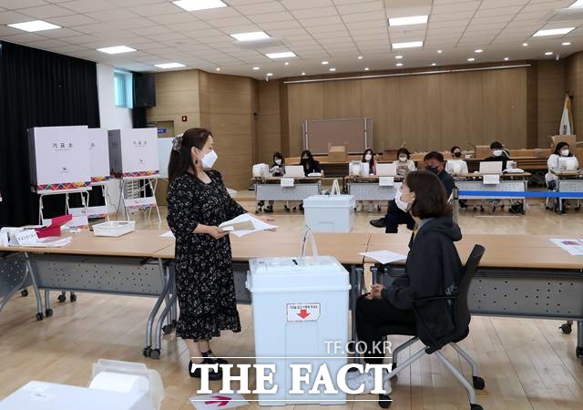 서울 관악구의 한 사전투표소에서 관계자들이 투표소 설치 현황을 점검하고 있다. /관악구 제공