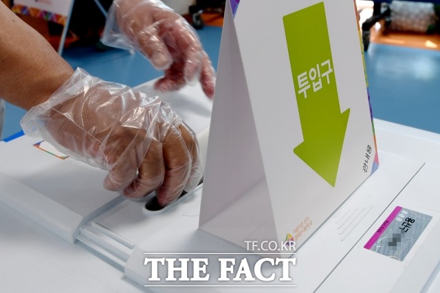 제8회 전국 동시지방선거의 오후 6시 기준 투표율이 50.0%로 집계됐다. 사진은 제8회 전국동시지방선거 사전투표 첫날인 지난달 27일 오전 서울 용산구에 마련된 한남동 사전투표소에서 시민들이 투표를 하고 있는 모습. /이선화 기자