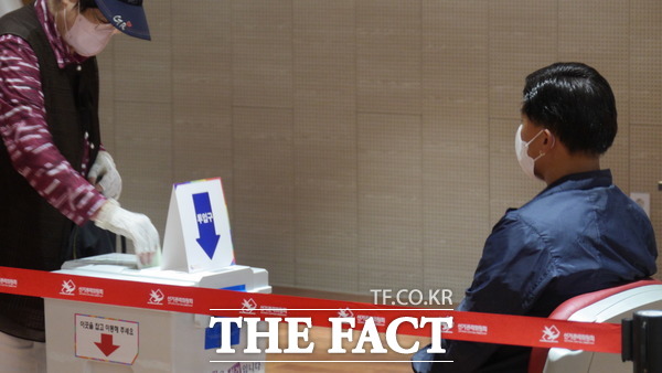 1일 오후 2시 39분께 인천 동구 노인복지관 송림2동 제2투표소에서 한 유권자가 투표함에 투표 용지를 넣고 있다. /인천=지우현 기자