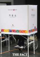  휠체어 타고 투표하는 유권자 [포토]