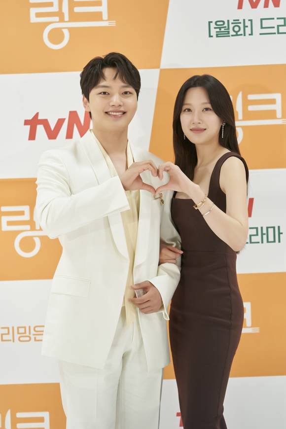 여진구(왼쪽)는 수셰프 은계훈 역을, 문가영은 수습 직원 노다현 역을 맡아 감정 공유 로맨스를 펼친다. /tvN 제공