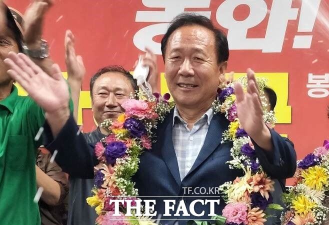 박현국(62) 봉화군수 당선인이 지지자들과 함께 기뻐하고 있다./봉화=이민 기자