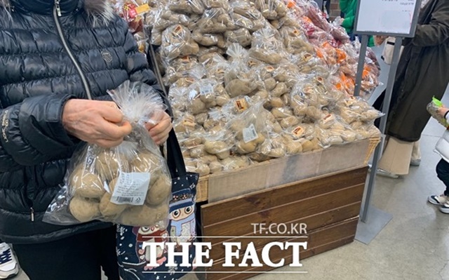 지난달 30일 도매시장 기준 감자 20㎏ 가격은 3만9600원으로 전년(2만5292원) 대비 36% 상승했다. /더팩트 DB