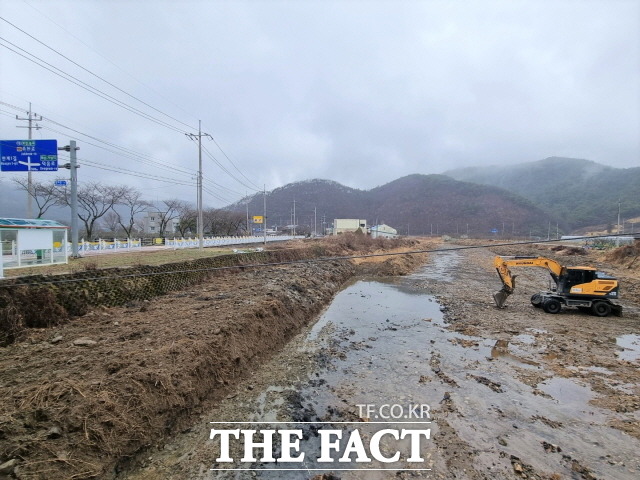 화순군이 태풍, 폭염 등 여름철 자연재난에 대비한 종합대책을 수립, 추진하고 있다고 2일 밝혔다. 사진은 여름철 집중호우, 태풍 등을 대비해 지역 하천 일대의 퇴적토를 준설하는 모습/화순군 제공