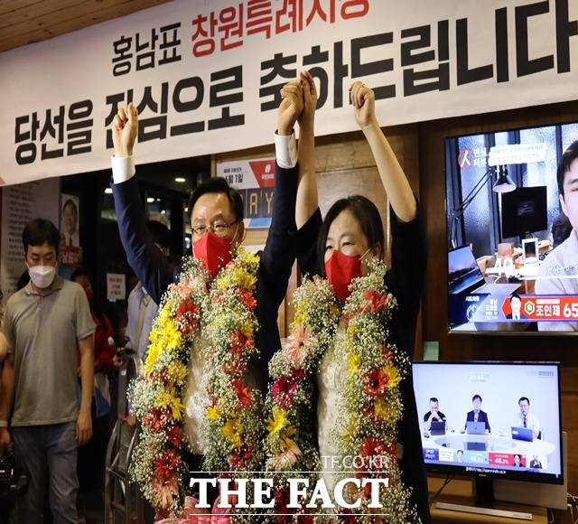 당선이 확실시된 국민의힘 홍남표 창원시장 후보가 부인 서희정씨와 함께 당선 축하를 받고 있다./홍남표 캠프 제공